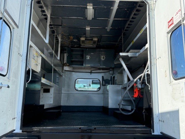 2009 Ford F-550 - Photo 12
