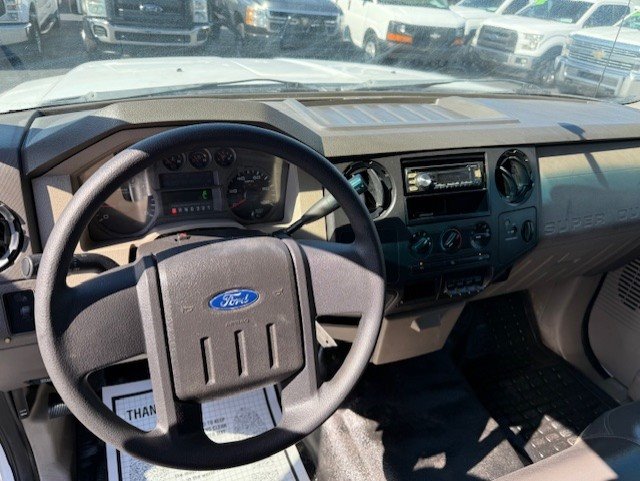 2009 Ford F-550 - Photo 16