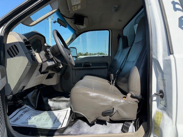 2009 Ford F-550 - Photo 17